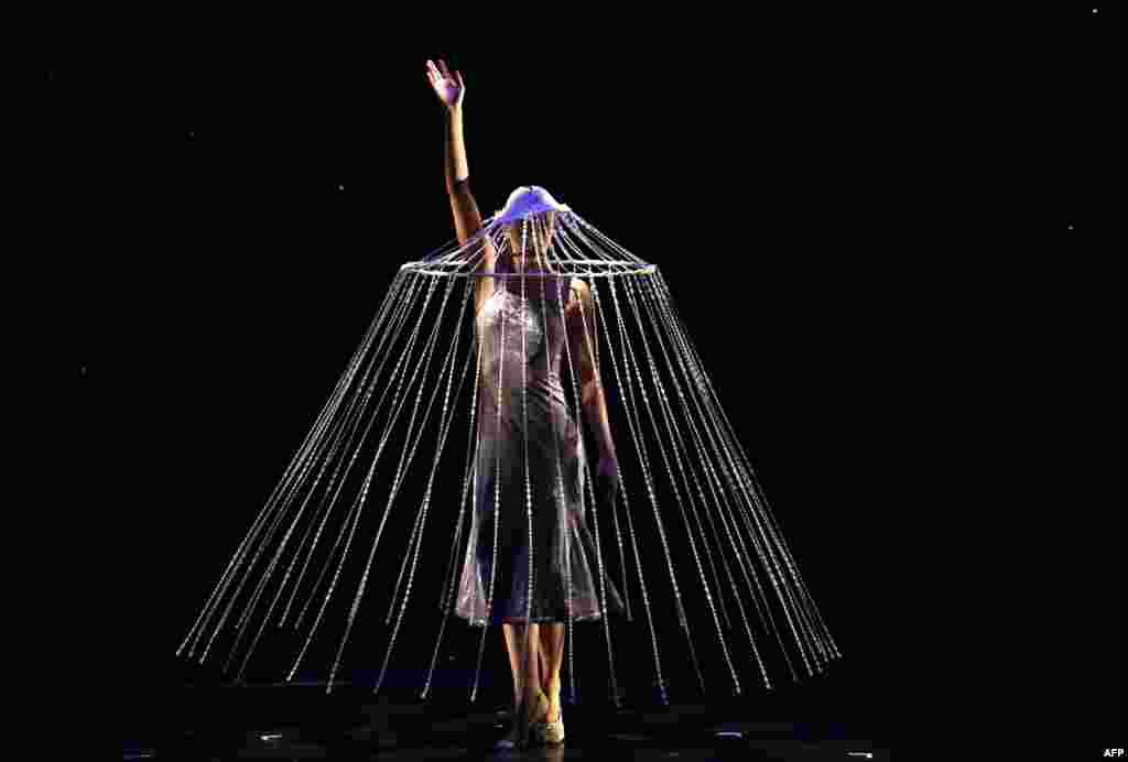 MOMIX dancer Seah Hagan performs a scene from "Aqua Flora" during a performance of Back to MOMIX at the Queens Theatre in New York, April 23, 2023.