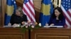 Podsekretarka SAD za javnu diplomatiju Elizabet Alen i predsednica Kosova Vjosa Osmani potpisuju sporazum o razumevanju između SAD i Kosova o spečavanju širenja dezinformacija, u Prištini, 19. maja 2024. (Foto: Glas Amerike/Budimir Ničić)