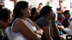 Migrantes observan el debate presidencial de Estados Unidos en un albergue para migrantes que esperan solicitar asilo, el 27 de junio de 2024, en Tijuana, México.