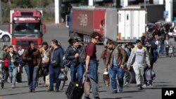 Молодые россияне пересекают российско-грузинскую границу.