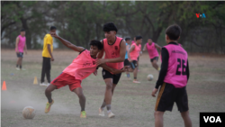 Los jóvenes del equipo de fútbol Los Halcones, en Managua, atienden un salón de belleza para podear costear sus uniformes y balones.