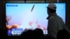 2023年3月10日在韩国首尔火车站，一个电视新闻节目显示朝鲜发射导弹的画面。朝鲜官方媒体周五称，朝鲜领导人金正恩视察了一场模拟袭击韩国的炮兵演习。