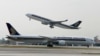 Sebuah pesawat Airbus A330-300 milik Singapore Airlines lepas landas di belakang pesawat Boeing 787-10 Dreamliner milik Singapore Airlines di Bandara Changi, Singapura, 28 Maret 2018. (Foto: Edgar Su/Reuters)
