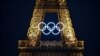 A Torre Eiffel com os anéis olímpicos, iluminada antes dos Jogos Olímpicos e Paralímpicos de Paris 2024, em Paris.