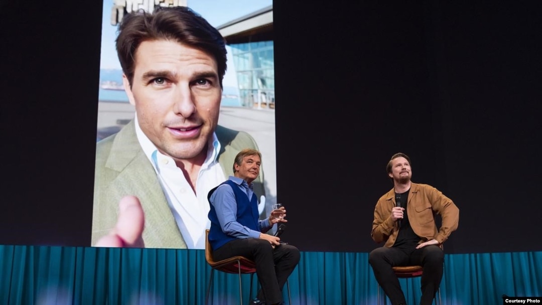 Kris Anderson (TED) i Tom Grejem, koji razvija veštačku inteligenciju sa na konferenciji TED2023 sa lažnom fotografijom Toma Kruza ( Foto: Gilberto Tadday/TED)