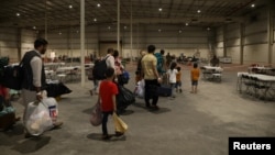 Nosioci specijalnih imigracionih viza iz Avganistana prolaze kroz objekat za obradu u kampu Al Sajlijah u Kataru, 20. avgusta 2021. godine (Foto: Reuters/U.S. Army/Sgt. Jimmie Baker/Handout)