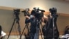 Equipos de prensa cubren la presentación de un informe sobre las violaciones a los derechos digitales en Venezuela.