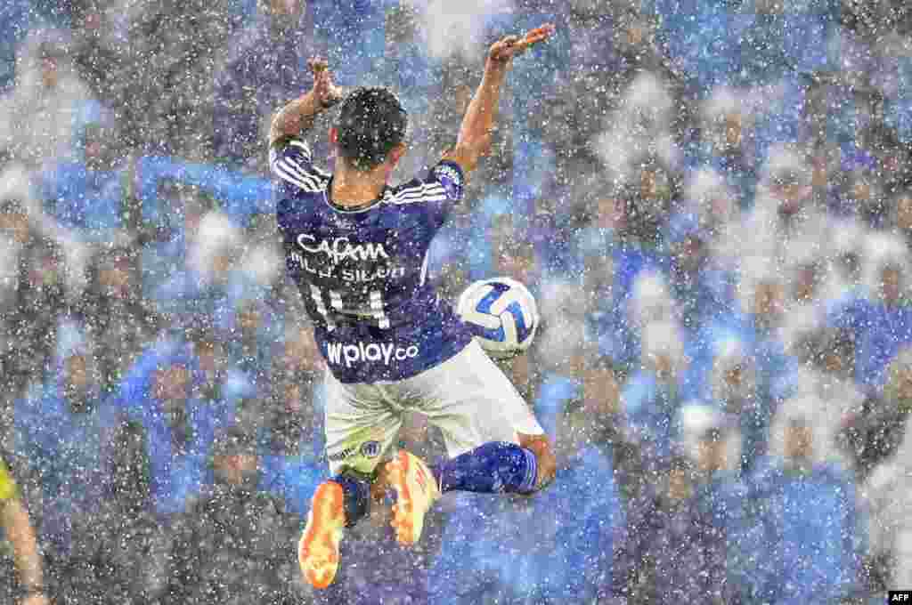 Millonarios' midfielder David Silva controls the ball during the Copa Sudamericana group stage second leg football match between Colombia's Millonarios and Uruguay's Peñarol at the Nemesio Camacho "El Campín" stadium in Bogota, May 23, 2023.