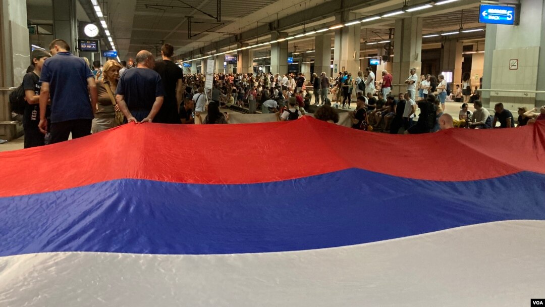 Učesnici protesta "Rudnika neće biti" protiv otvaranja rudnika litijuma u dolini reke Jadar, blokiraju prugu u Železničkoj stanici Beograd Centar u Prokopu, 10. avgusta 2024. (Foto: Glas Amerike / Stefan Miljuš)