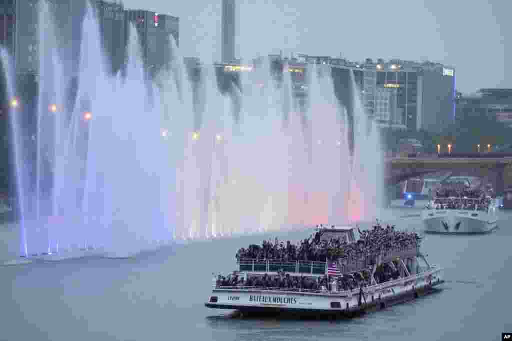 Atletas de Estados Unidos viajan en barco durante la apertura de los Juegos Olímpicos de Paris 2024.