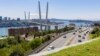 ARHIVA - Pogled na most koji povezuje Rusko ostrvo i Vladivostok, 26. avgusta 2023.