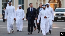 Sekrete d Eta Antony Blinken (mitan) mache anvan li kite vil Doha, Katar, Mekredi 12 Jyen, 2024.