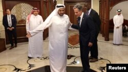 Sekrete d Eta Antony Blinken salye Minis d Eta Katar la Dr. Mohammed bin Abdulaziz Al-Khulaifi nan Doha, Katar, 20 Out, 2024