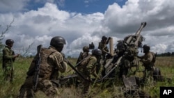 Украинские бойцы готовятся к стрельбе из гаубицы M 777 на позициях близ Харькова (архивное фото)