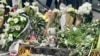 Cveće, sveće i dečje igračke ispred škole "Vladislav Ribnikar" u Beogradu