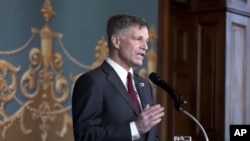  El gobernador de Wyoming, Mark Gordon, pronuncia un discurso sobre la situación del estado ante la Legislatura local en el capitolio en Cheyenne, Wyoming, el viernes 17 de marzo de 2023.