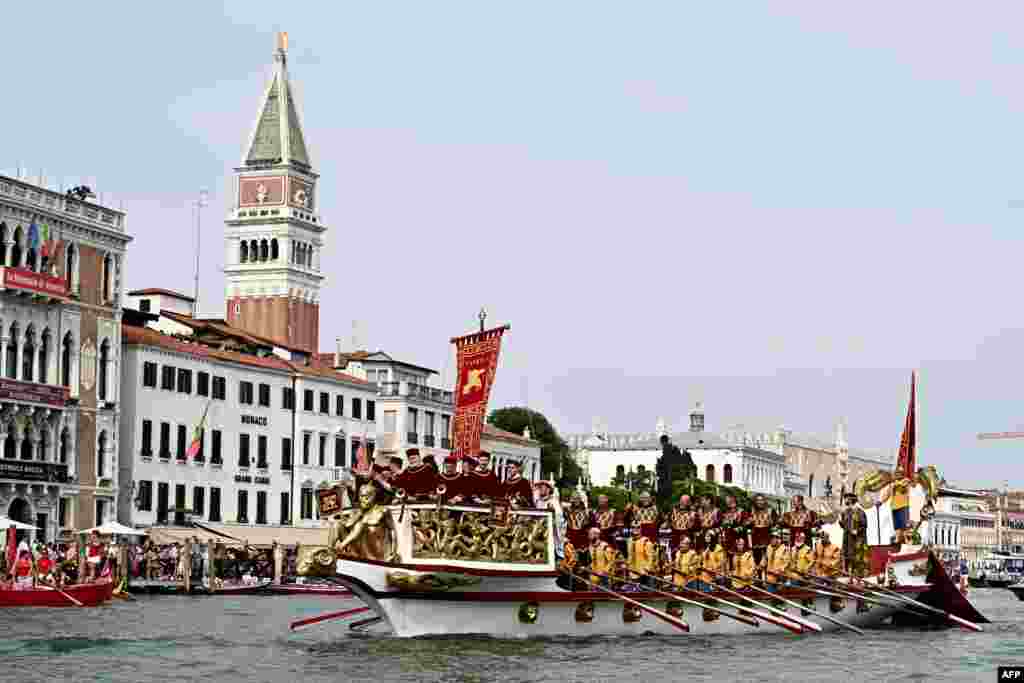 Rowers take part in the annual gondolas and boats Historical Regatta (Regata Storica) on the Grand Canal, close to Rialto bridge in Venice, Italy.