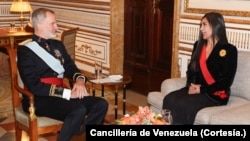 Gladys Gutiérrez, embajadora de Venezuela ante España, presenta sus credenciales ante el rey Felipe VI en el Palacio Real de Madrid, el 16 de mayo de 2024.