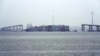 Un buque portacontenedores descansa bajo los restos del puente Francis Scott Key el jueves 28 de marzo de 2024 en Baltimore, Maryland, EEUU.