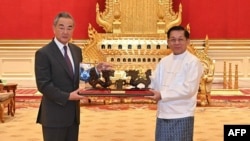 ຮູບນີ້ຖືກຖ່າຍ ແລະເຜີຍແຜ່ອອກມາໃນວັນທີ 14 ສິງຫາ 2024 ໂດຍທີມຂໍ້ມູນຂ່າວສານຂອງກອງທັບ, ສະແດງໃຫ້ເຫັນຜູ້ນໍາທະຫານມຽນມາ ທ່ານ ມິນ ອອງ ແລງ, ຂວາ, ພົບປະກັບລັດຖະມົນຕີການຕ່າງປະເທດຂອງຈີນ ທ່ານ ຫວັງ ຢີ ໃນນະຄອນຫຼວງເນປີດໍ.