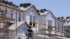 ARCHIVO: Un proyecto de construcción de casas unifamiliares en Valley Center, California, en 2021.