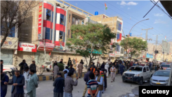 په ټوېټر شریک شوي د بي اېل ای په مبینه بیان کې وېل شوي چې د کوټې په قندهاري بازار کې د بم حملې هدف د پولیس د تحقیقاتو څانګې یو لوړ رتبه افسر و. بیان وايي په چاودنه کې دوه پولیس ووژل شوو