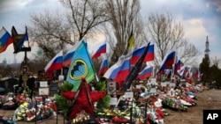Могилы российских военнослужащих, погибших в войне в Украине, на кладбище в Волгоградской области. Архивное фото. 30 марта 2024.