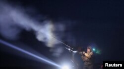 Боец подразделения ВСУ по борьбе с беспилотниками ведет огонь (архивное фото)