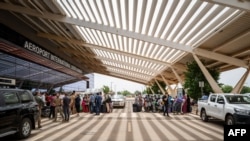 Sejumlah penumpang tampak mengantre di luar Bandara Internasional Diori Hamani di Niamey, Niger, pada 2 Agustus 2023. (Foto: AFP/Handout/Ministry for Europe and Foreign Affairs (MEAE))