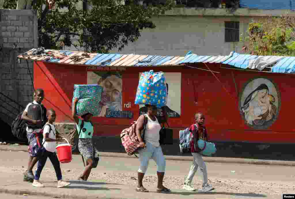 Haitianos huyen de sus hogares con sus pertenencias para escapar de la violencia de las pandillas. Puerto Príncipe, Haití, el 6 de marzo de 2024.