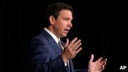 ARCHIVO - El gobernador de Florida, Ron DeSantis, habla en la Universidad Palm Beach Atlantic en West Palm Beach, Florida, el 15 de febrero de 2023.
