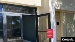 Algunos centros de cirugía cosmética del sur de Florida comparten espacio de oficinas con bufetes de abogados y otras empresas. En Avana Plastic Surgery, un centro de cirugía en un consultorio en Miami, los pacientes usan una entrada separada del vestíbulo principal. [Foto: Daniel Chang, KHN]