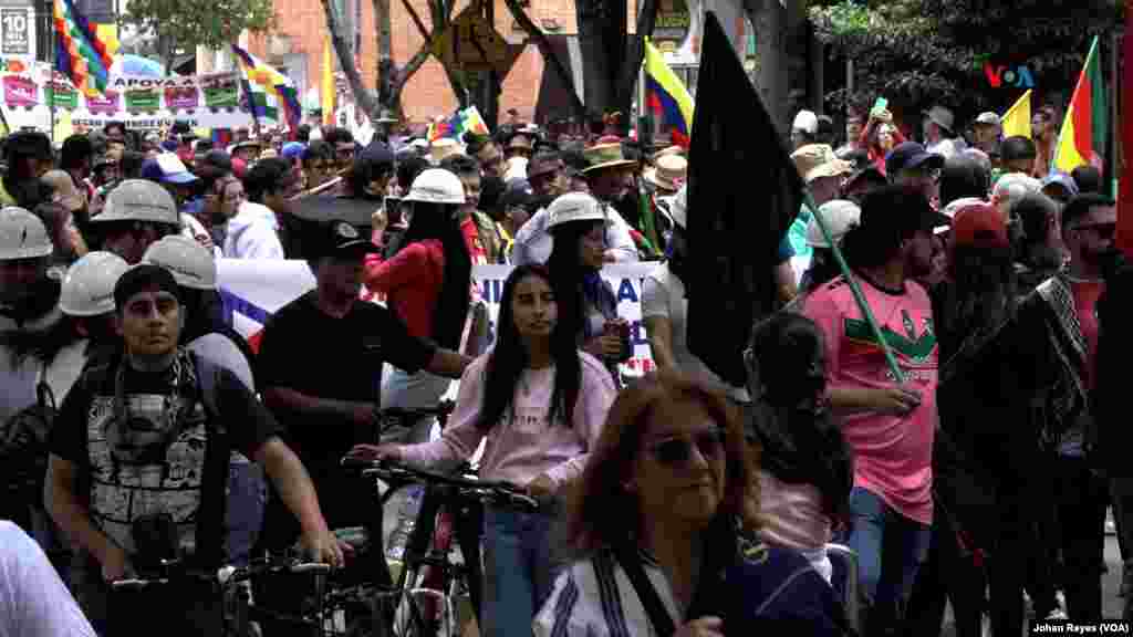 Los manifestantes dirigiéndose hacia la plaza de Bolívar.