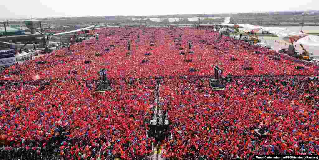 Supporters of Turkish President Tayyip Erdogan attend a rally ahead of the May 14 presidential and parliamentary elections in Istanbul, May 7, 2023.