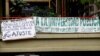 Carteles de protesta por el recorte presupuestario en las universidades públicas argentinas. Foto: Lisandro Concatti.