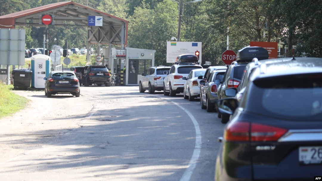 Automobili stoje u redu na graničnom prelazu između Litvanije i Belorusije, Sledeće nedelje Litvanija će zatvoriti dva od svojih šest graničnih prelaza sa Belorusijom. 13. avgust, 2023. (Foto: AFP /PETRAS MALUKAS) 