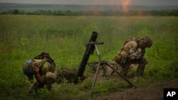 Бойцы украинской армии ведут огонь по позициям протвника в Запорожье (архивное фото).