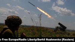 Ukrajinski vojnik ispaljuje rakete iz višecevnog bacača BM-21 Grad ka ruskim pozicijama nedaleko od linije fronta u oblasti Zaporožje, 25. jula 2023.