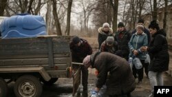 Жители Часова Яра в очереди за водой. 16 марта 2023 г. (архивное фото)