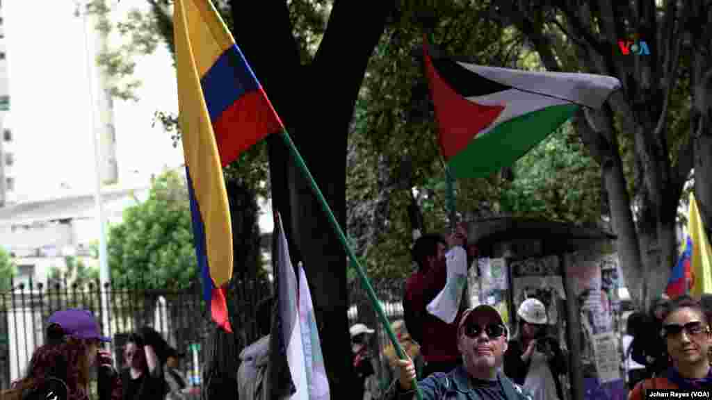 Algunas banderas de Palestina, cuya causa defiende el presidente Gustavo Petro y donde anunció en su discurso ante los manifestantes que romperá relaciones con Israel.