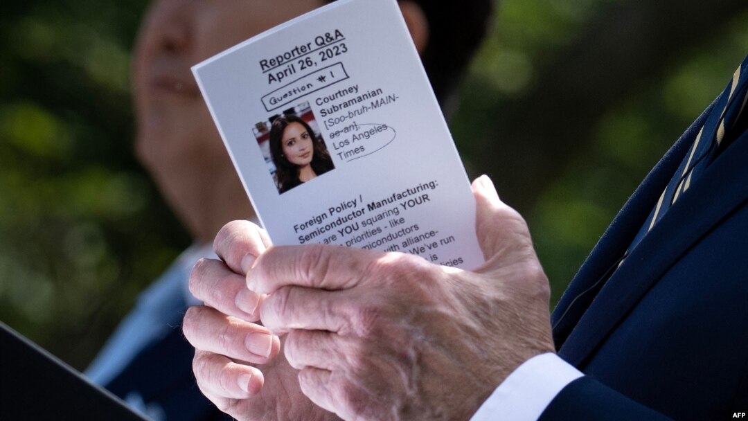 Predsednik SAD Džo Bajden drži podsetnik dok odgovara na ptanja novinara tokom konferencije za novinare u Ružičnjaku Bele kuće, posle sastanka sa južnokorejskim predsednik Jun Suk Jeolom, u Vašingtonu, 26. aprila 2023.