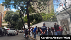 Electores en fila esperan para participar en el simulacro de los comicios presidenciales del 28 de junio.