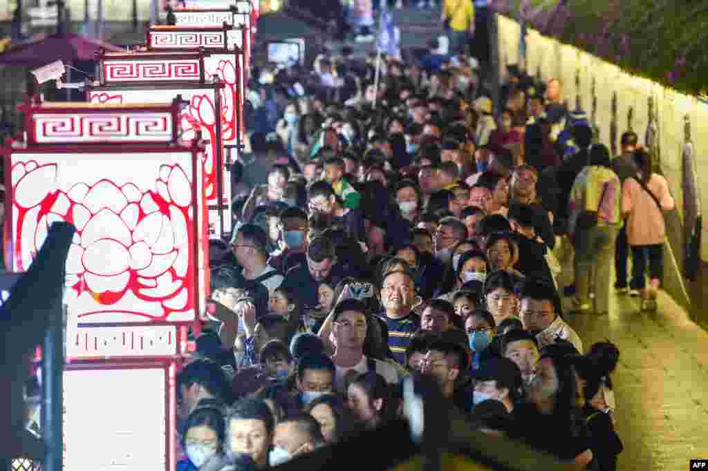 People visit Fuzimiao tourist area in Nanjing, in China's eastern Jiangsu province ahead of the Labor Day holiday.