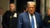 El expresidente de Estados Unidos y candidato presidencial republicano Donald Trump llega a su juicio por dinero por silencio en el Tribunal Penal de Manhattan, en la ciudad de Nueva York, el 20 de mayo de 2024.