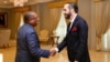 El subsecretario de Estado para Asuntos del hemisferio occidental de Estados Unidos, Brian A. Nichols, junto al presidente de El Salvador, Nayib Bukele, el 25 de octubre de 2023.
