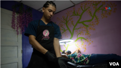 Los Halcones FC son un grupo de jóvenes nicaragüenses que trabajan en un salón de belleza para costear los costos relacionados al futbol