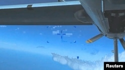 Снимок, сделанный беспилотником MQ-9, летевшим над Черным морем. На снимке видны фрагменты топлива, сброшенного российским истребителем Су-27. Снимок сделан 14 марта 2023 г.