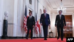 El presidente estadounidense Joe Biden se dirige a una reunión trilateral con el primer ministro japonés Fumio Kishida (derecha) y el presidente filipino Ferdinand Marcos Jr. (izq) en la Casa Blanca el 11 de abril de 2024. (Foto de ANDREW CABALLERO-REYNOLDS /AFP)