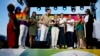 Francuska ministarka sporta Ameli Udea Kastera, u sredini, u tamnoj suknji, učestvuje u otvaranju Kuće ponosa, prostora za LGBTŠQ+ zajednicu sportista, tokom Letnjih olimpijskih igara 2024. u Parizu, Francuska, 29. jula 2024.