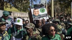 Apoiantes do recém formado partido político uMkhonto weSizwe (MK) à porta do triunal que declarou ineligível Jacob Zuma